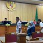 Mantan Sekwan, Ali Umanahu dan Plt Kepala BPKAD Kepulauan Sula, Gina Tidore di Sidang Kasus Korupsi BTT di Pengadilan Tipikor Ternate. (RakyatMu) 