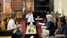 Pemkot Ternate menggelar pertemuan strategis bersama KPP Pratama di Ruang Kerja Wali Kota. (RakyatMu)