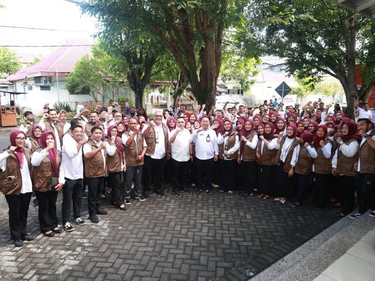 Foto Bersama Usai Apel Pagi dalam Program Rabu Menyapa di Kantor BP2RD Kota Ternate