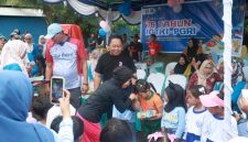 Sekda Kota Ternate, Rizal Marsaoly Bersama Guru dan Anak Murid Merayakan HUT IGTKI-PGRI Kota Ternate di Lapangan PPN Bastiong (Istimewa/RakyatMu)