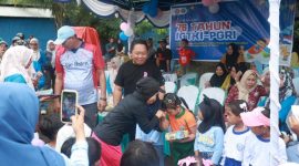 Sekda Kota Ternate, Rizal Marsaoly Bersama Guru dan Anak Murid Merayakan HUT IGTKI-PGRI Kota Ternate di Lapangan PPN Bastiong (Istimewa/RakyatMu)