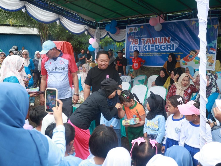 Sekda Kota Ternate, Rizal Marsaoly Bersama Guru dan Anak Murid Merayakan HUT IGTKI-PGRI Kota Ternate di Lapangan PPN Bastiong (Istimewa/RakyatMu)