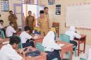 Wali Kota Ternate, M. Tauhid Soleman saat Memantau Ujian Akhir Sekolah Tingkat SMP. (Humas for RakyatMu)