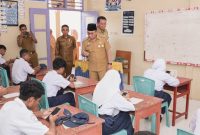 Wali Kota Ternate, M. Tauhid Soleman saat Memantau Ujian Akhir Sekolah Tingkat SMP. (Humas for RakyatMu)