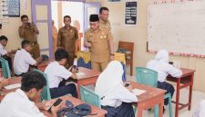 Wali Kota Ternate, M. Tauhid Soleman saat Memantau Ujian Akhir Sekolah Tingkat SMP. (Humas for RakyatMu)