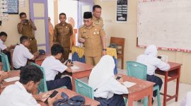 Wali Kota Ternate, M. Tauhid Soleman saat Memantau Ujian Akhir Sekolah Tingkat SMP. (Humas for RakyatMu)