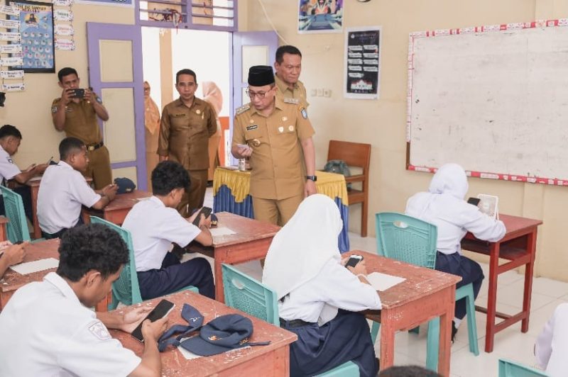 Wali Kota Ternate, M. Tauhid Soleman saat Memantau Ujian Akhir Sekolah Tingkat SMP. (Humas for RakyatMu)