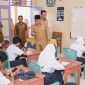 Wali Kota Ternate, M. Tauhid Soleman saat Memantau Ujian Akhir Sekolah Tingkat SMP. (Humas for RakyatMu)