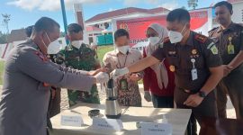 Pemusnahan Barang Bukti di Halaman Kantor Kejari Pulau Taliabu. (RakatMu)