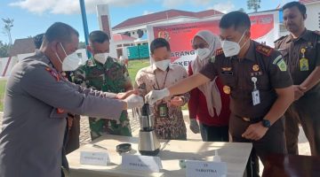 Pemusnahan Barang Bukti di Halaman Kantor Kejari Pulau Taliabu. (RakatMu)