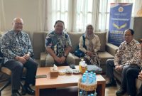 Sekda Kota Ternate, Dr. Rizal Marsaoly Bersama Ketua Dewan Guru Besar UGM Prof. Dr. M. Baiquni, M.A., di Yogyakarta. (RakyatMu) 
