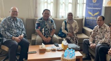 Sekda Kota Ternate, Dr. Rizal Marsaoly Bersama Ketua Dewan Guru Besar UGM Prof. Dr. M. Baiquni, M.A., di Yogyakarta. (RakyatMu) 