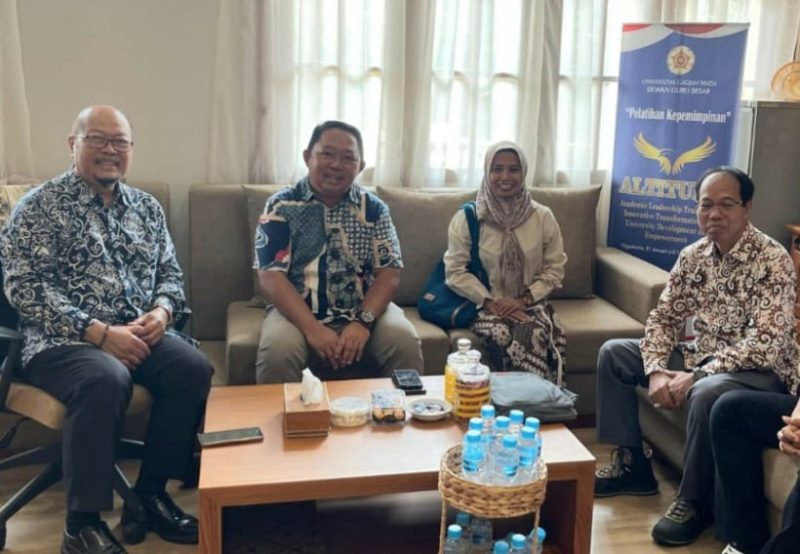 Sekda Kota Ternate, Dr. Rizal Marsaoly Bersama Ketua Dewan Guru Besar UGM Prof. Dr. M. Baiquni, M.A., di Yogyakarta. (RakyatMu) 
