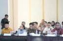 Wali Kota Ternate, M. Tauhid Soleman (Kemeja Kuning) Bersama Pimpinan Daerah Lainnya dalam Pertemuan tingkat tinggi TPID dan TP2DD se- Maluku Utara. (Istimewa)