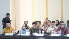 Wali Kota Ternate, M. Tauhid Soleman (Kemeja Kuning) Bersama Pimpinan Daerah Lainnya dalam Pertemuan tingkat tinggi TPID dan TP2DD se- Maluku Utara. (Istimewa)
