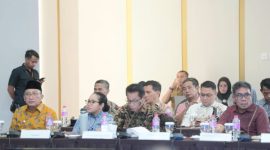Wali Kota Ternate, M. Tauhid Soleman (Kemeja Kuning) Bersama Pimpinan Daerah Lainnya dalam Pertemuan tingkat tinggi TPID dan TP2DD se- Maluku Utara. (Istimewa)