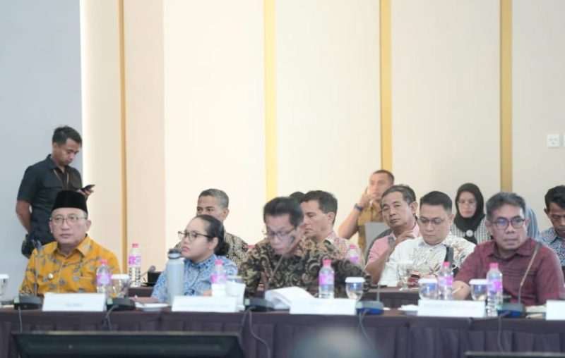 Wali Kota Ternate, M. Tauhid Soleman (Kemeja Kuning) Bersama Pimpinan Daerah Lainnya dalam Pertemuan tingkat tinggi TPID dan TP2DD se- Maluku Utara. (Istimewa)