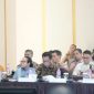 Wali Kota Ternate, M. Tauhid Soleman (Kemeja Kuning) Bersama Pimpinan Daerah Lainnya dalam Pertemuan tingkat tinggi TPID dan TP2DD se- Maluku Utara. (Istimewa)