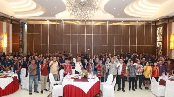 Foto Bersama Usai Acara Silaturahmi Badan Penghubung NTT dengan Diaspora NTT di di Royal Ballroom, Kelurahan Kalumpang, Kota Ternate. (Ong/Rakyatmu)