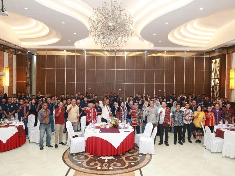 Foto Bersama Usai Acara Silaturahmi Badan Penghubung NTT dengan Diaspora NTT di di Royal Ballroom, Kelurahan Kalumpang, Kota Ternate. (Ong/Rakyatmu)