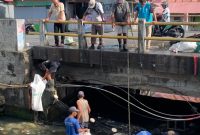 Aksi Kebersihan di Saluran Air di Kawasan Gamalama. (Istimewa)