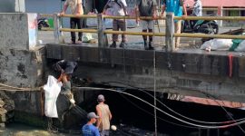 Aksi Kebersihan di Saluran Air di Kawasan Gamalama. (Istimewa)