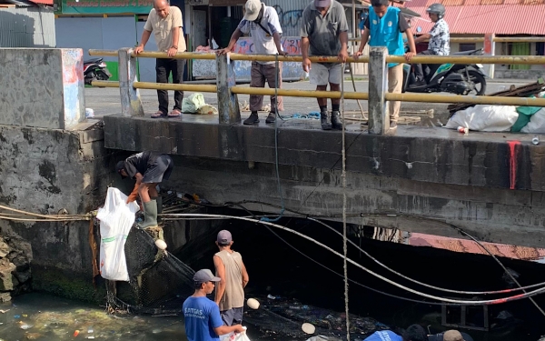 Aksi Kebersihan di Saluran Air di Kawasan Gamalama. (Istimewa)