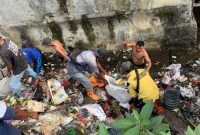 Pengangkutan Sampah di Saluran Air di Kelurahan Gamalama. (Istimewa)
