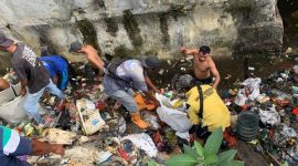 Pengangkutan Sampah di Saluran Air di Kelurahan Gamalama. (Istimewa)