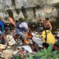 Pengangkutan Sampah di Saluran Air di Kelurahan Gamalama. (Istimewa)