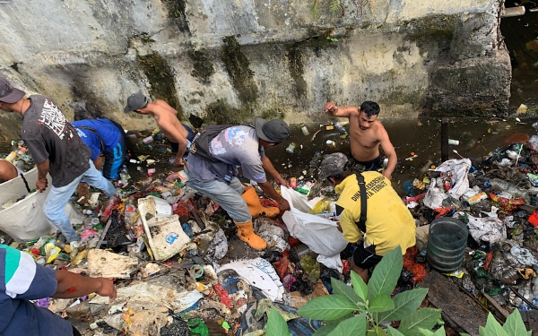 Pengangkutan Sampah di Saluran Air di Kelurahan Gamalama. (Istimewa)