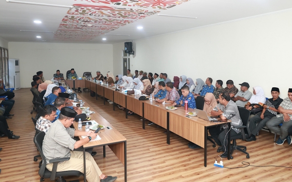 Rapat Koordinasi Terkait Model Pengelolaan Sampah Berbasis Partisipasi Warga di Kantor Bappelitbangda Kota Ternate. (RakyatMu)