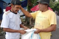 Salah satu Prtugas DLH Kota Ternate saat Beri Karung Secara Gratis ke Pedagang Kelapa Buah