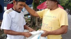 Salah satu Prtugas DLH Kota Ternate saat Beri Karung Secara Gratis ke Pedagang Kelapa Buah