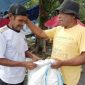 Salah satu Prtugas DLH Kota Ternate saat Beri Karung Secara Gratis ke Pedagang Kelapa Buah