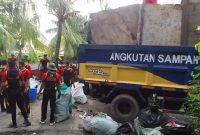 Brimob, Polres bersama Satgas Persampahan DLH Kota Ternate Melakukan Pembersihan di Kelurahan Kalumata. 