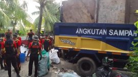 Brimob, Polres bersama Satgas Persampahan DLH Kota Ternate Melakukan Pembersihan di Kelurahan Kalumata. 