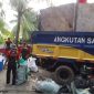Brimob, Polres bersama Satgas Persampahan DLH Kota Ternate Melakukan Pembersihan di Kelurahan Kalumata. 