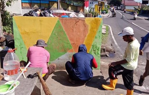 Petugas Sampah DLH Kota Ternate