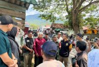 Satpol-PP Kota Ternate saat Melakukan Penertiban Pedagang Hewan Kurban. (Istimewa)
