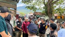Satpol-PP Kota Ternate saat Melakukan Penertiban Pedagang Hewan Kurban. (Istimewa)