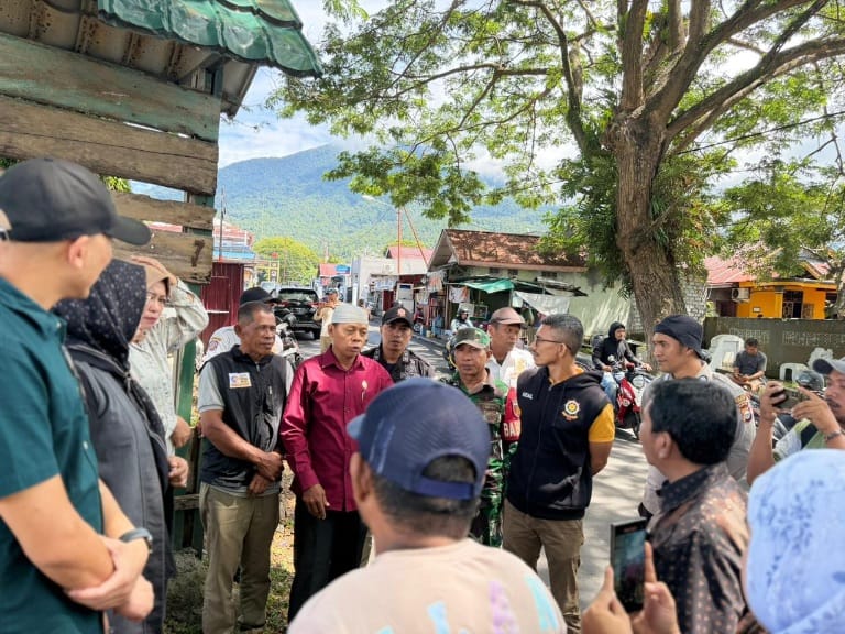Satpol-PP Kota Ternate saat Melakukan Penertiban Pedagang Hewan Kurban. (Istimewa)