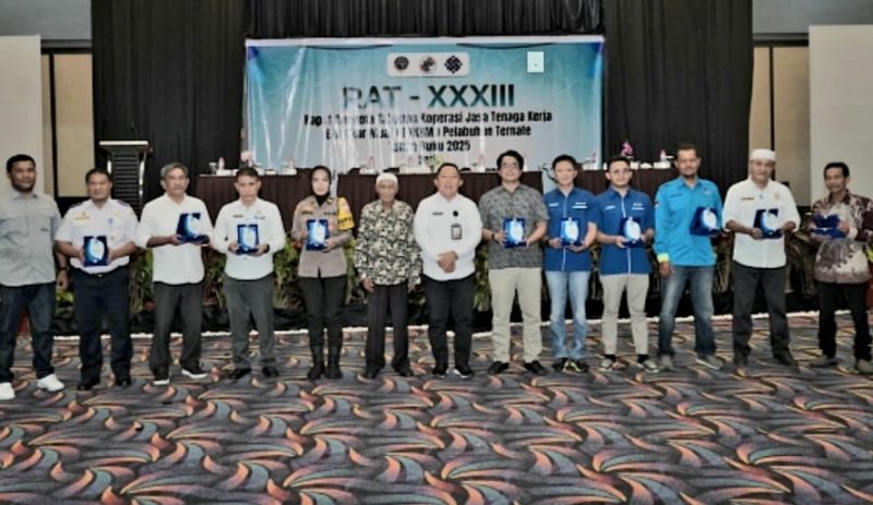 Foto Bersama Usai Penerimaan Plakat dari TKBM Pelabuhan Ternate