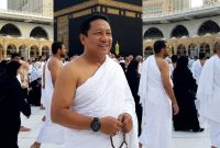 Ilustrasi Aliong Mus Pergi Umrah. (Dok. Gemini Ai)