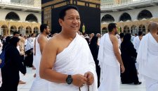 Ilustrasi Aliong Mus Pergi Umrah. (Dok. Gemini Ai)
