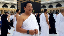 Ilustrasi Aliong Mus Pergi Umrah. (Dok. Gemini Ai)