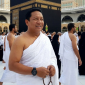 Ilustrasi Aliong Mus Pergi Umrah. (Dok. Gemini Ai)