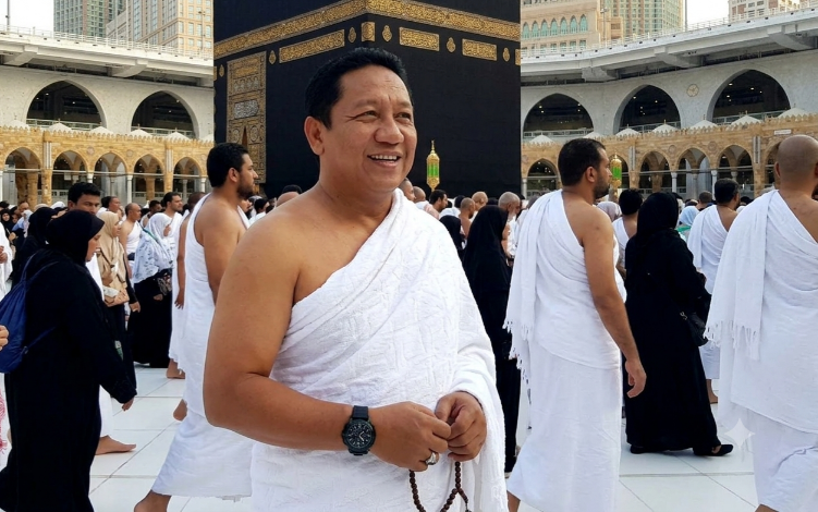 Ilustrasi Aliong Mus Pergi Umrah. (Dok. Gemini Ai)