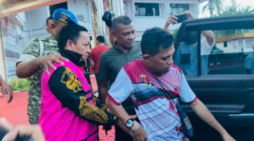 Tersangka Kasus Korupsi Mantan Bupati Pulau Taliabu, Aliong Mus Ditahan oleh Kejati Maluku Utara. (Dok. Istimewa)