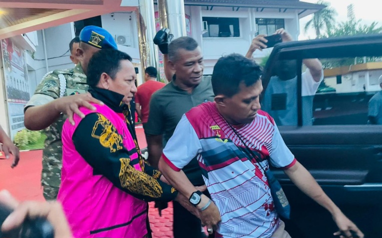 Tersangka Kasus Korupsi Mantan Bupati Pulau Taliabu, Aliong Mus Ditahan oleh Kejati Maluku Utara. (Dok. Istimewa)